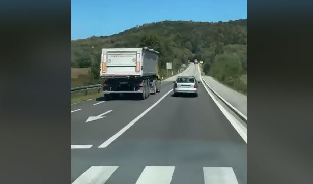 (VIDEO) Snimak zbog kojeg se „ZARATILO“ NA INTERNETU: Ljudi ne mogu da se dogovore da li je AUTOMOBIL IŠAO PRESPORO, pa kamiondžiji pukao film ili je ovo slučaj za oduzimanje vozačke