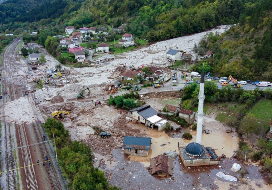 Nude kuće, vikendice, prevoz i pješke stižu na mjesta katastrofe: Tragedija koja je još jednom pokazala KOLIKO VELIKO SRCE IMA OVAJ NAROD