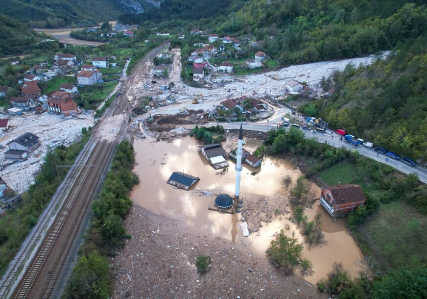 MALI HEROJI KATASTROFE U JABLANICI Djevojčica i dječak čiste blato nakon poplave, RUKICE NOSE PRETEŠKU KANTU