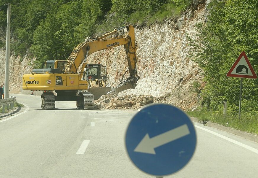 Raščišćen odron i UKLONJENO SRUŠENO STABLO sa puta: Normalizovan saobraćaj od FOČE PREMA GACKU I SARAJEVU