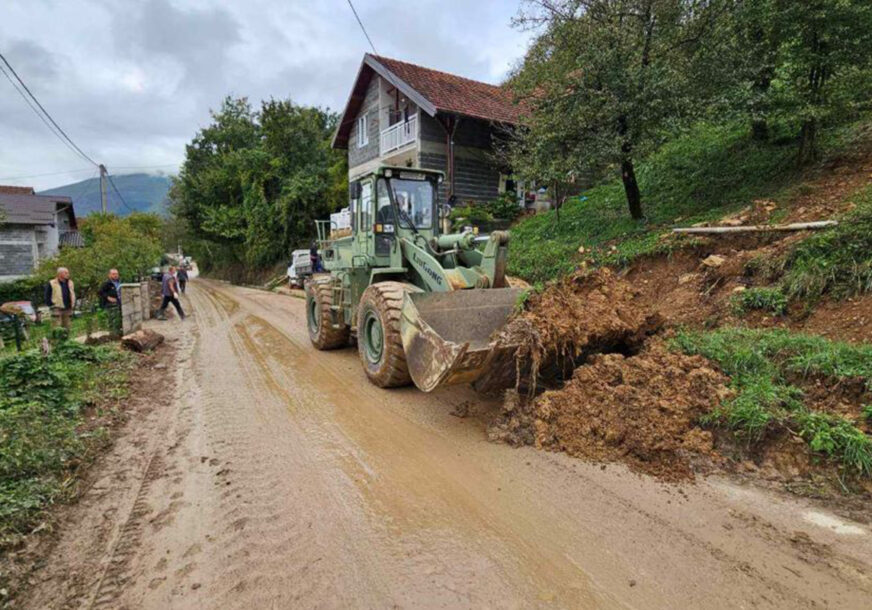 OPASNOST OD OBRUŠAVANJA ZEMLJE Saobraćaj i dalje obustavljen na putevima od Jablanice prema Mostaru