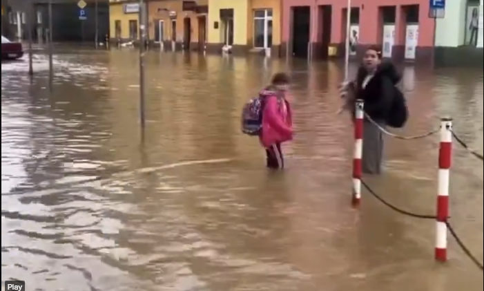 Jezive scene iz Italije, automobili PLIVAJU NA ULICAMA, gradovi pod vodom (VIDEO)