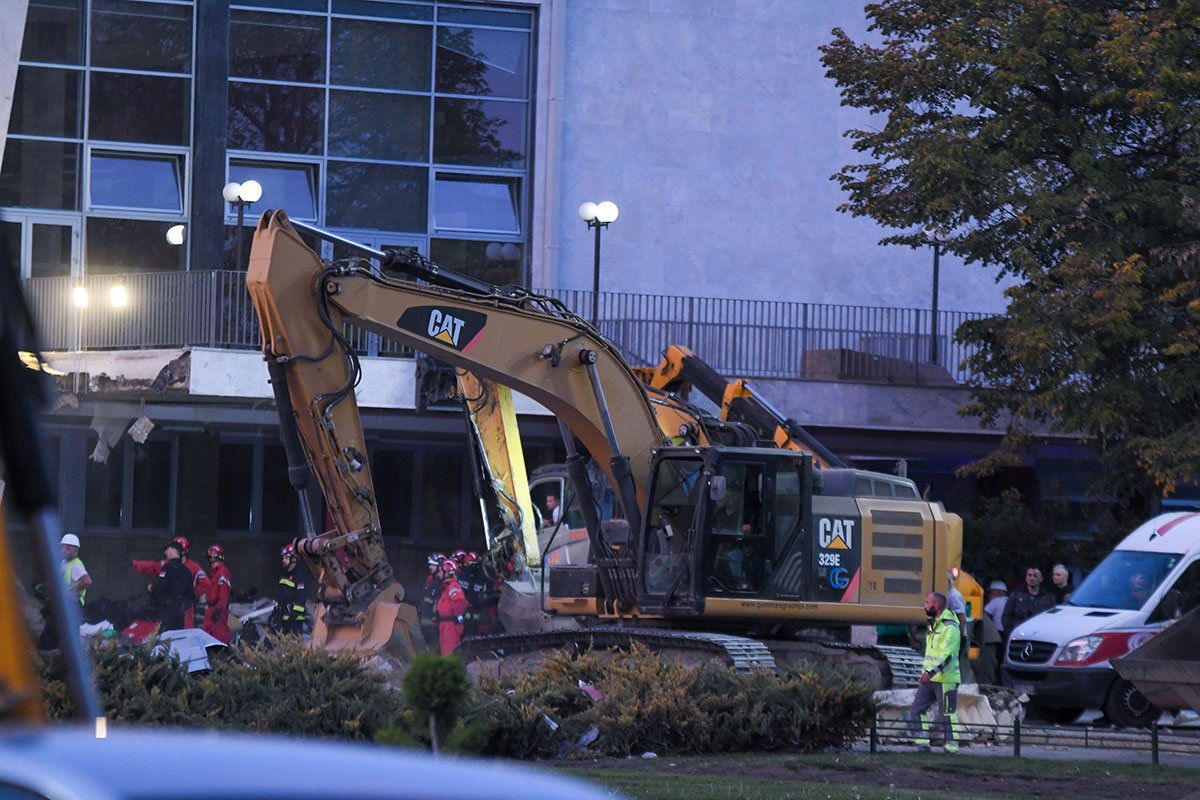 Građevinski inženjer objasnio kako je došlo do rušenja nadstrešnice u Novom Sadu (FOTO)