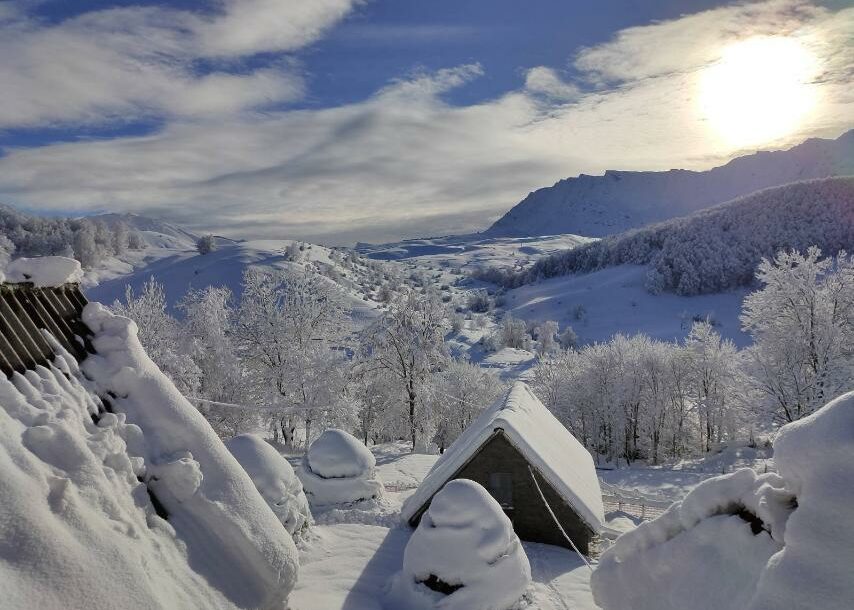 (VIDEO, FOTO) Čemerno, idilično selo gorkog imena za koje ste svi čuli: Ovdje živi 1 porodica, a 2 ljudi rade posao važan za cijeli region