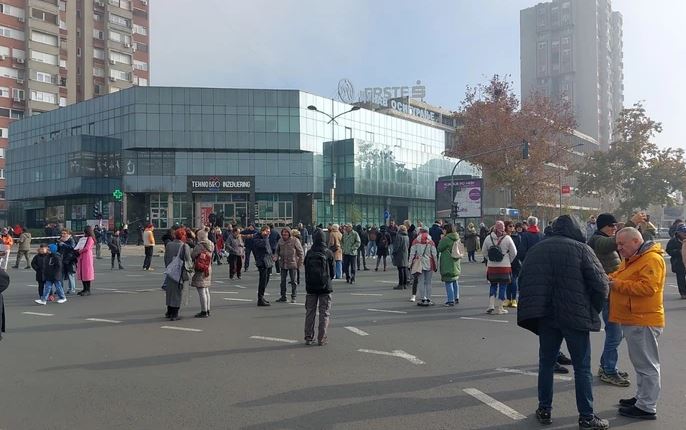 PROTEST U NOVOM SADU Blokirana raskrsnica kod Željezničke stanice, okupljeni traže da se utvrdi ko je odgovoran za stradanje 14 građana