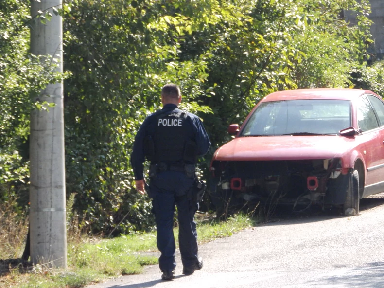 Privedene 4 osobe: U Kosovskoj Mitrovici IZBUŠENE GUME na automobilima srpskih registracija