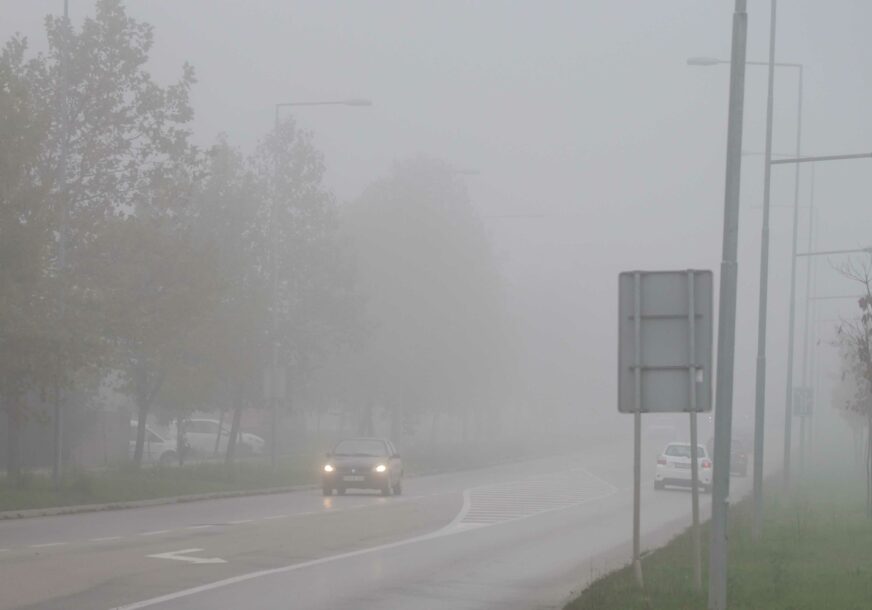 MAKSIMALNA OPREZNOST Gusta magla otežava i usporava saobraćaj, savjetuje se povećana pažnja