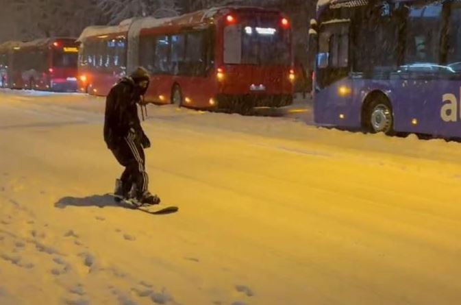 SNOUBORDING NA ULICAMA Neki uživaju, a drugi proklinju ovu zimu, snijeg napravio potpuni kolaps u dijelovima Evrope