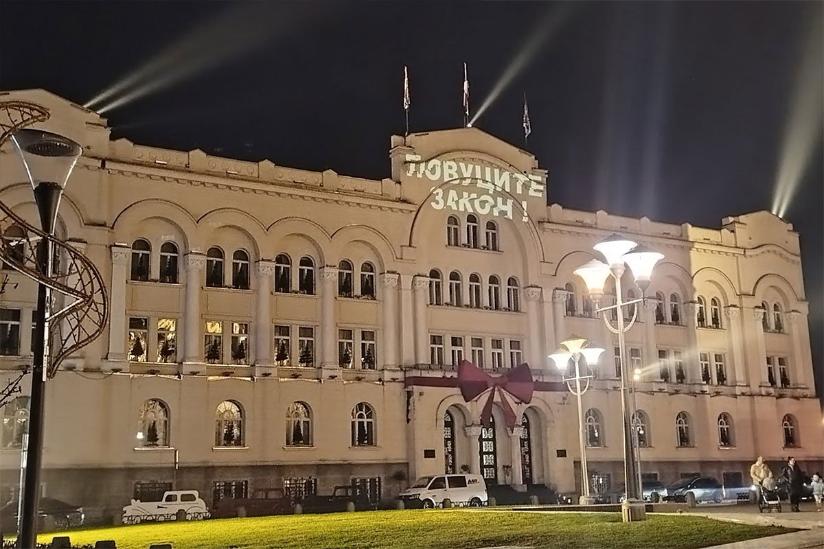 Na zgradi Gradske uprave u Banjaluci poruka za rukovodstvo Srpske (FOTO)