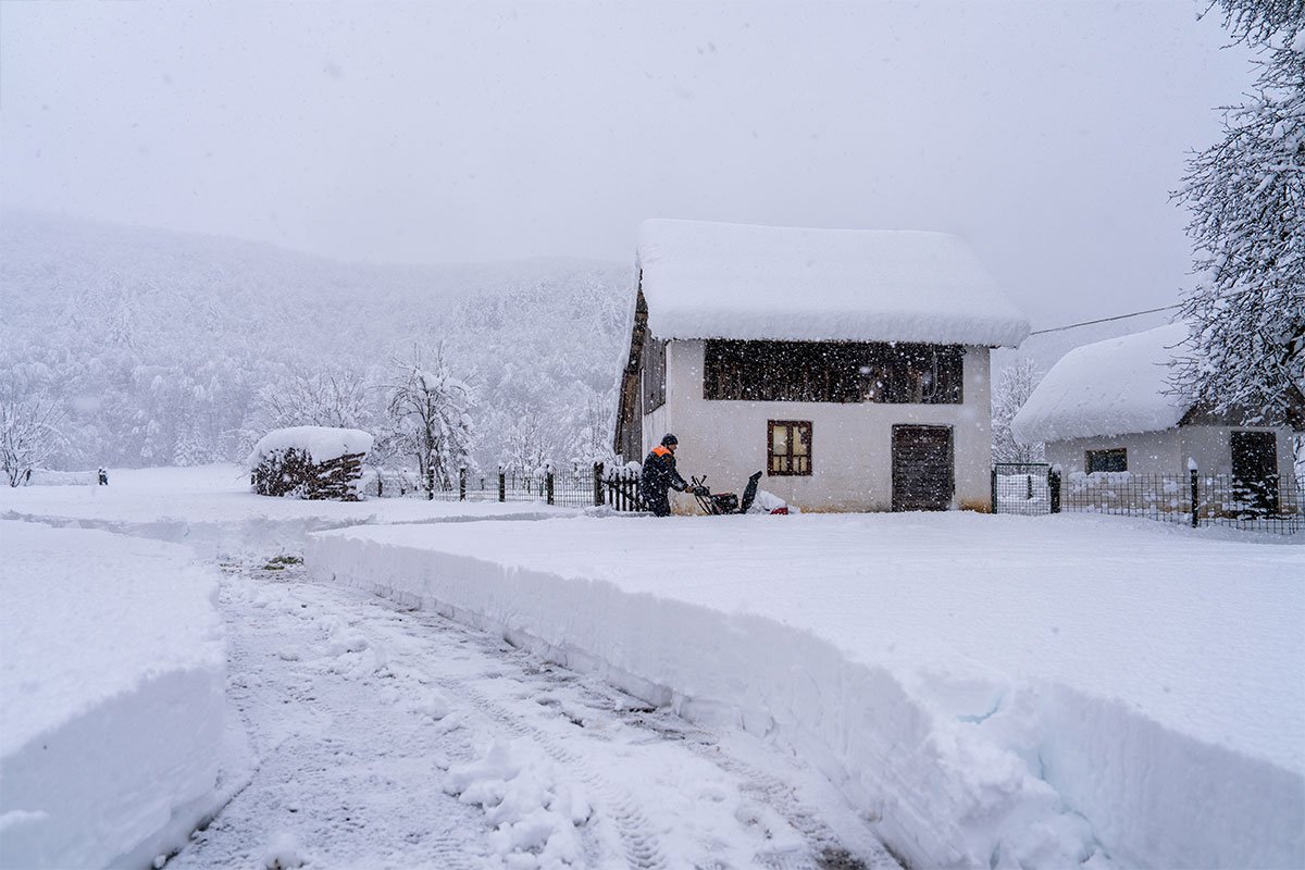 Snijeg zatrpao grad u Hrvatskoj (FOTO)