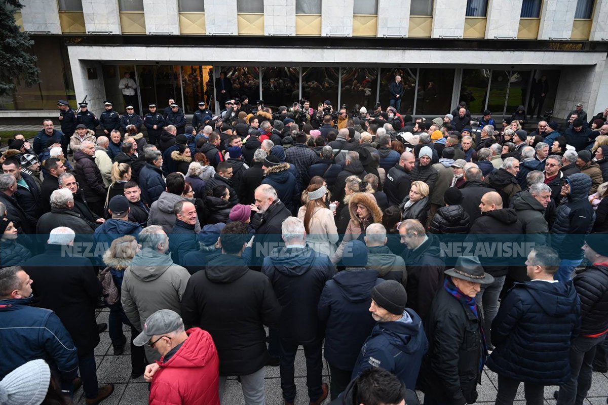 Građani Bijeljine stigli na protest u Banjaluku: „Tražimo samo ono što je naše“ (VIDEO)