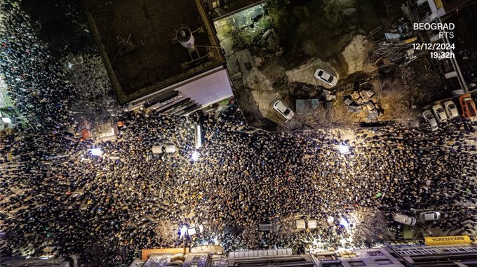 Studenti ostavili džakove para ispred RTS-a i tražili izvinjenje od Vučića: U Dnevniku dva minuta posvećena protestu (FOTO)