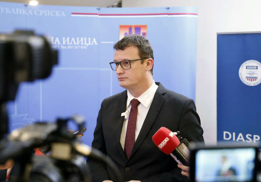 (FOTO) Božović reagovao na Ćosićeve izjave „Podatak da doktor u Sarajevu ima DUPLO VEĆU PLATU od našeg u Istočnom Sarajevu je poražavajući“