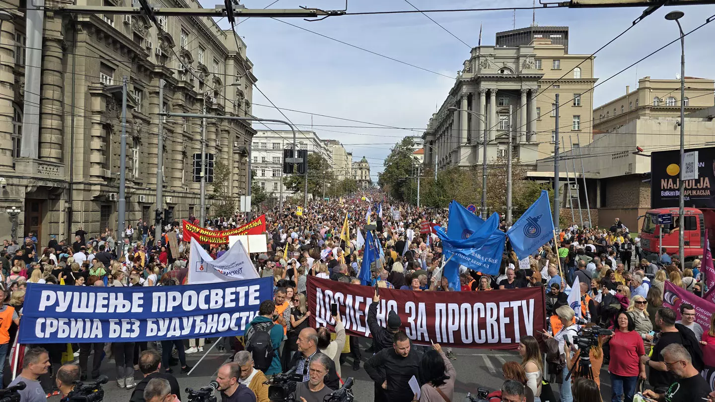 Predsjednik gasi pobunu: Vučić lično sa sindikalnim liderima prosvetnih radnika