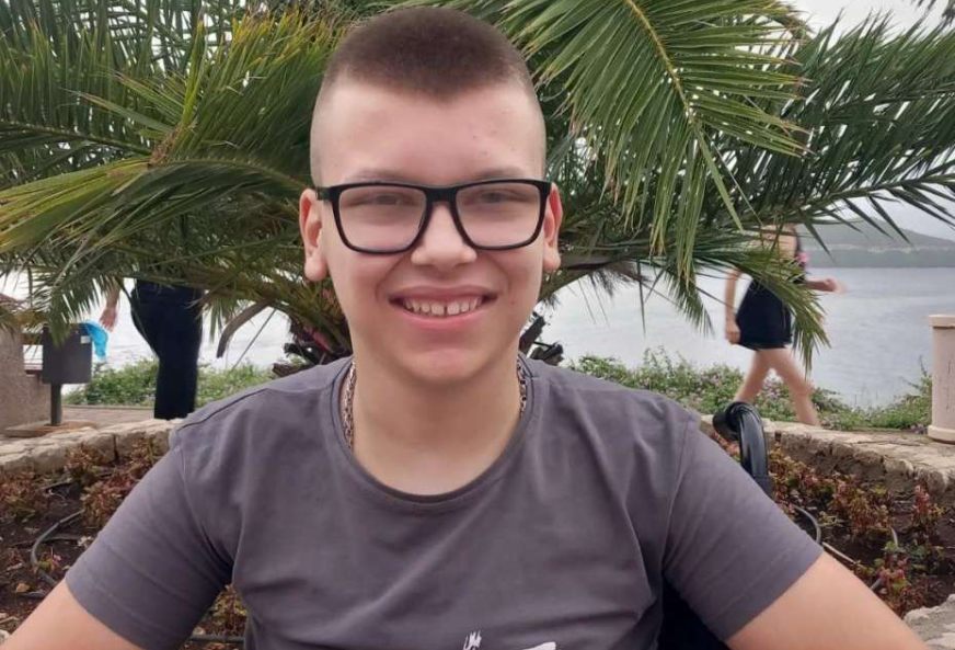 „Odlikaš je i bila bi šteta da dalje ne nastavi školovanje“ Pomozimo Senadu Hasiću (15) iz Gračanice koji boluje od CEREBRALNE PARALIZE