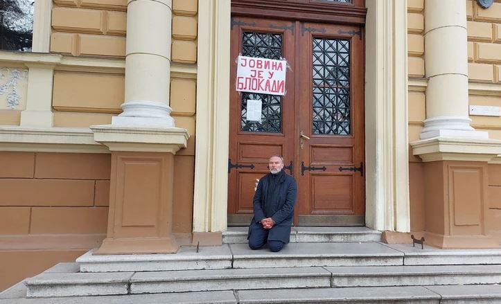 (VIDEO) DIREKTOR SATIMA KLEČI ISPRED ŠKOLE Učenici novosadske gimnazije blokirali nastavu, profesori iz škole izveli nepoznatog čovjeka