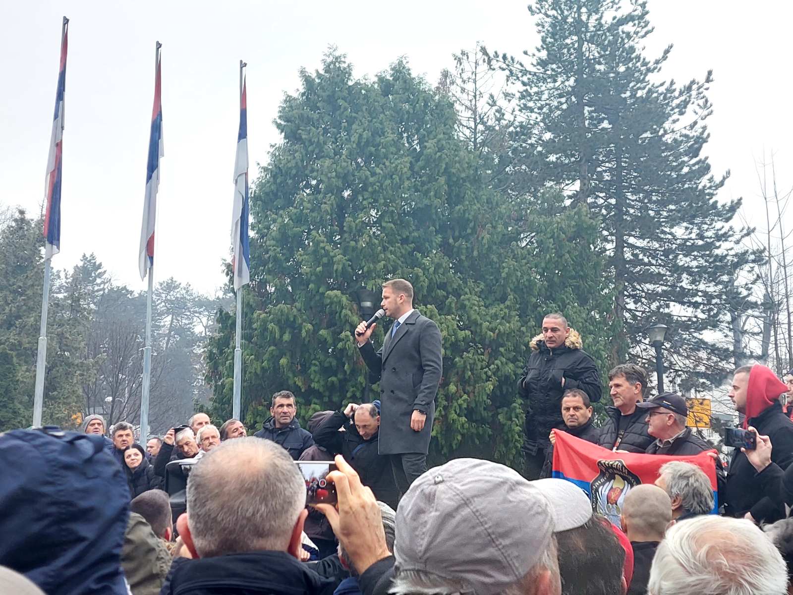 Protest građana: Povucite sporne zakone nećemo stati! Gradonačelnici i načelnici opozicije traže razgovor u NSRS! (VIDEO)