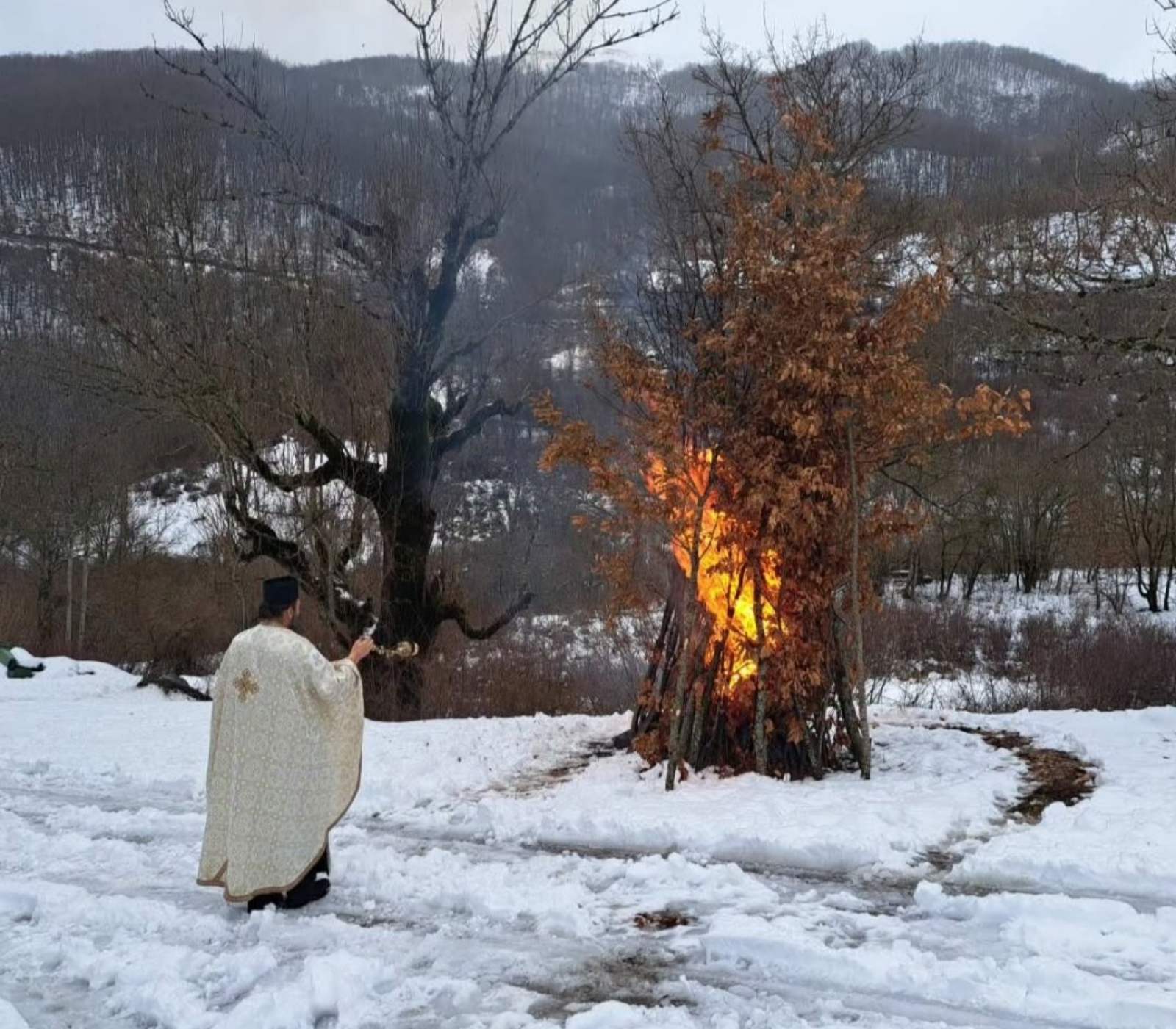 Nalaganje badnjaka u Pridvorici kod Gacka na godišnjicu strašnog stradanja (VIDEO)