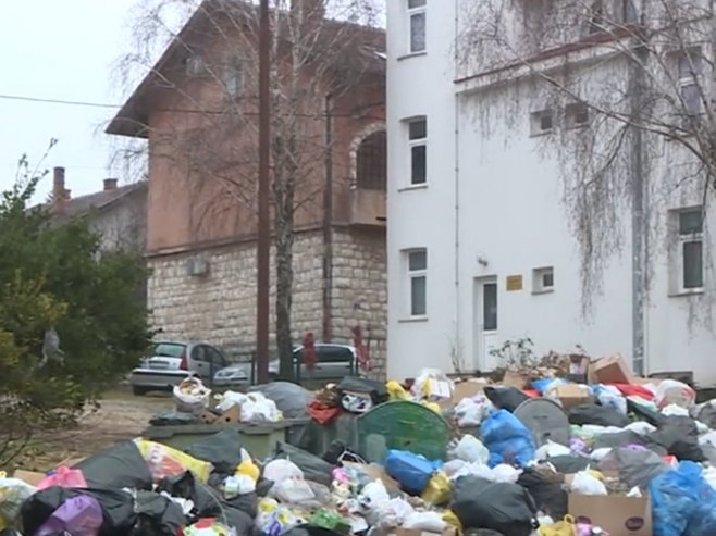 Bileća nema rješenja za odvoz smeća (VIDEO)