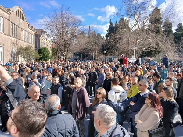 Više hiljada ljudi na protestu ispred Tužilaštva u Trebinju