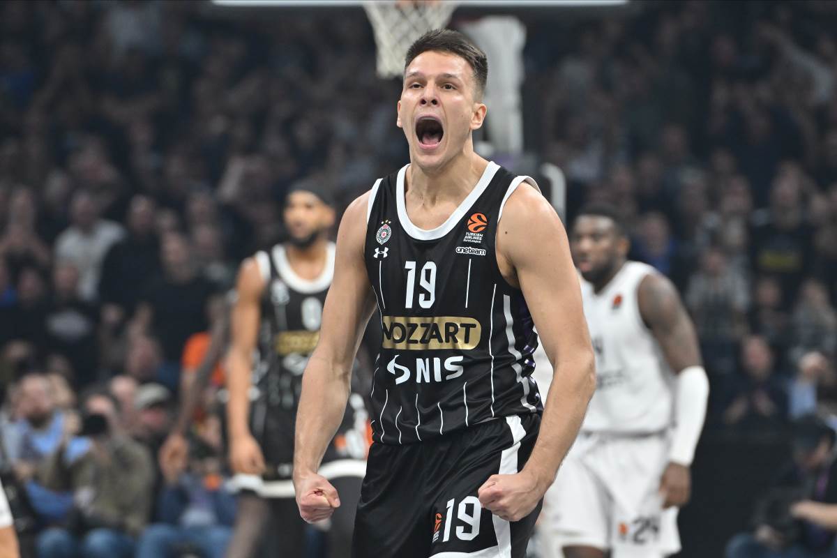 Partizan u punoj Areni skočio u Top 10 Evrolige: Pariz krenuo silno, pa ih „parni valjak“ slomio