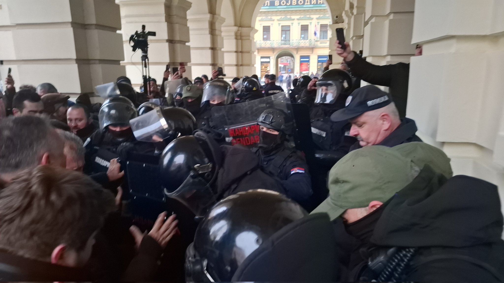 Novi Sad na ivici potpunog haosa: Razbijeni prozori, hapšenja, policijska brutalnost, protesti eskaliraju