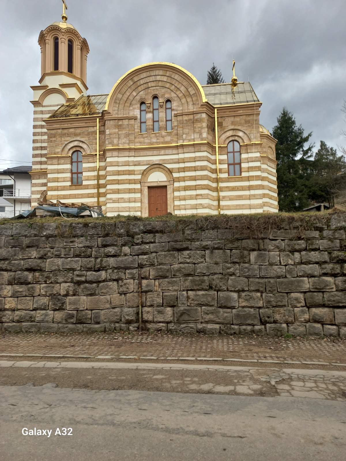 JAJCE, DANAS, BEZ SRBA: CRKVA BLISTA SA DVA VJERNIKA