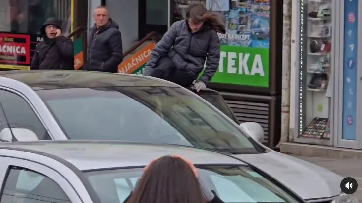 Teško povređena devojka koju je na blokadi u Ruzveltovoj udario auto, a potom je nosio na krovu (UZNEMIRUJUĆI SNIMAK)