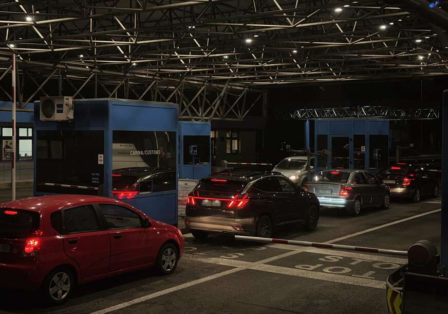 VOZAČI, IMAJTE STRPLJENA Kolona automobila na graničnim prelazima na izlazu iz BiH