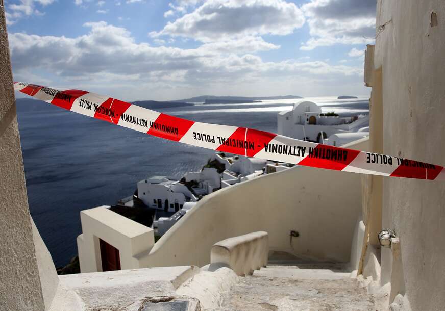 (VIDEO) NESTALA JEDNA OD NAJPOPULARNIJIH PLAŽA Tokom noći Santorini pogodilo oko 20 zemljotresa, ljudi u strahu napuštaju ostrvo