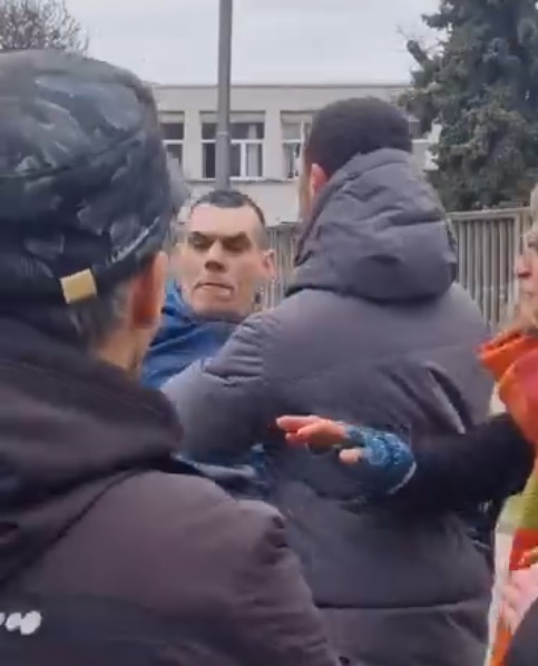 Incident ispred škole za dizajn u Novom Sadu: Muškarac pokušao autom da prođe kroz blokadu VIDEO