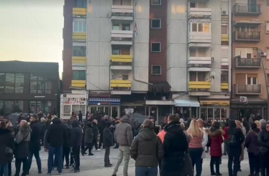 Parlamentarni izbori na Kosovu: U Mitrovici građani izašli kolektivno da glasaju (VIDEO)