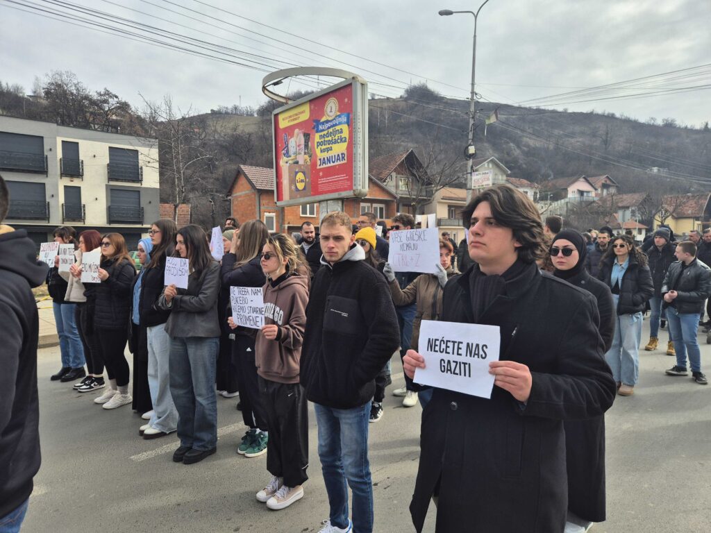 Autom nasrnuo na studente koji su blokirali magistralu u Novom Pazaru: „Nije imao nameru da se zaustavi“