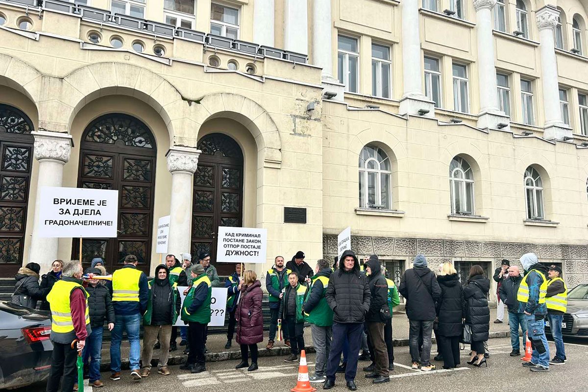 Radnici „Dep-ota“ protestuju ispred Gradske uprave u Banjaluci (VIDEO)