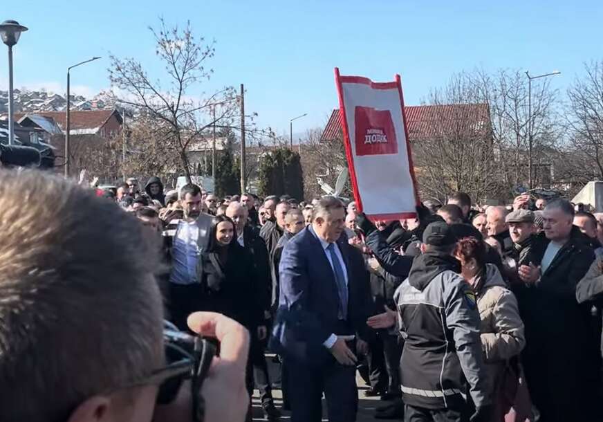 Policija okružila Sud BiH: Dodik u pratnji kćerke i sina stigao na suđenje, dočekan aplauzom