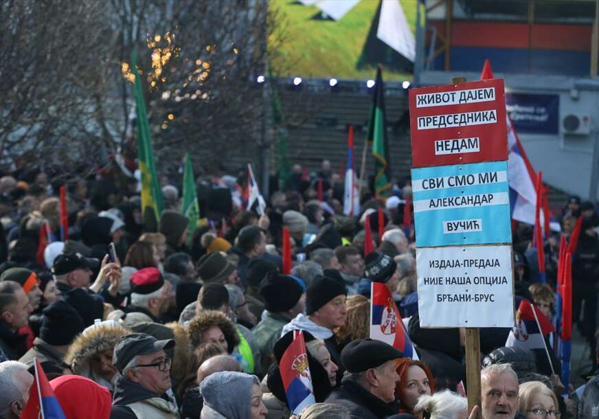 Incident u Sremskoj Mitrovici: Nepoznata osoba KAMENOM GAĐALA AUTOBUS iz Srpske koje je vraćao učesnike sa skupa