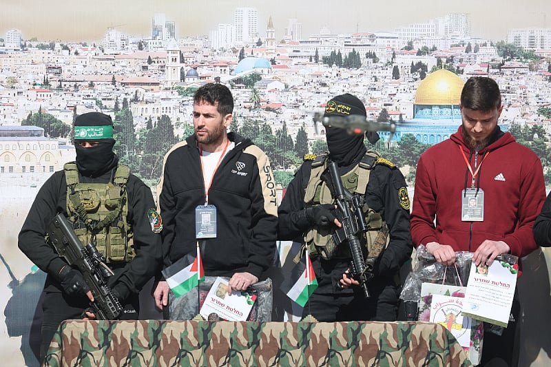 Hamas oslobodio trojicu talaca: Izveli ih na binu i pokazali publici, jednom dali neobičan „poklon“