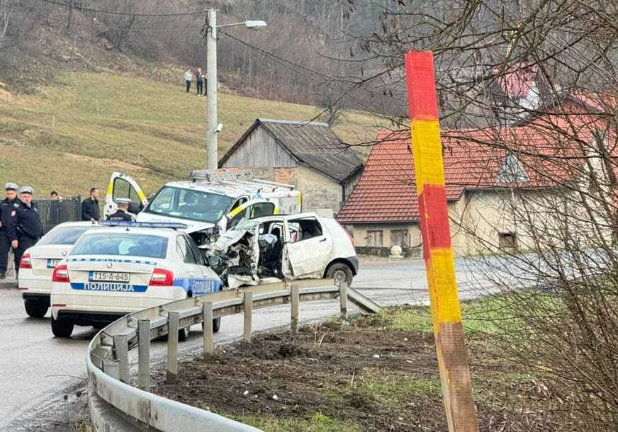 (FOTO) Stravičan SUDAR u Banjaluci: Vatrogasci SJEKLI „FIJAT“ kako bi došli do vozača