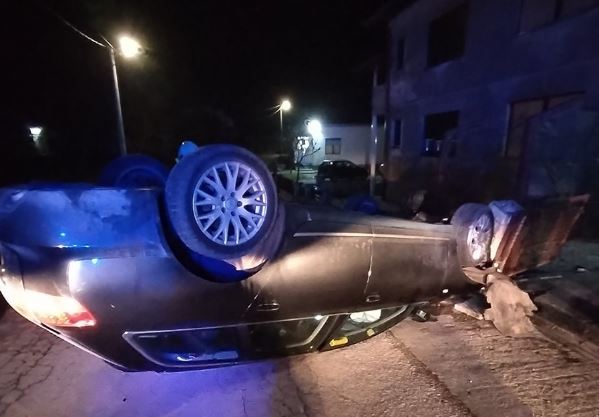 Teška nesreća kod Prijedora: Auto sletio sa puta i ZAVRŠIO NA KROVU, pričinjena velika materijalna šteta