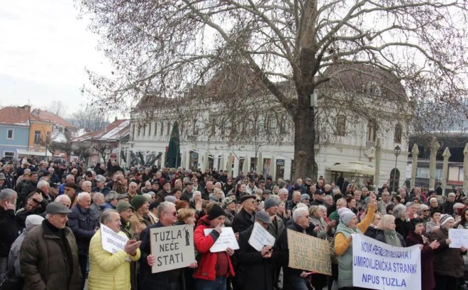 Penzioneri protestvovali u Tuzli: “Vlast se ponaša gore od afričkih plemena”