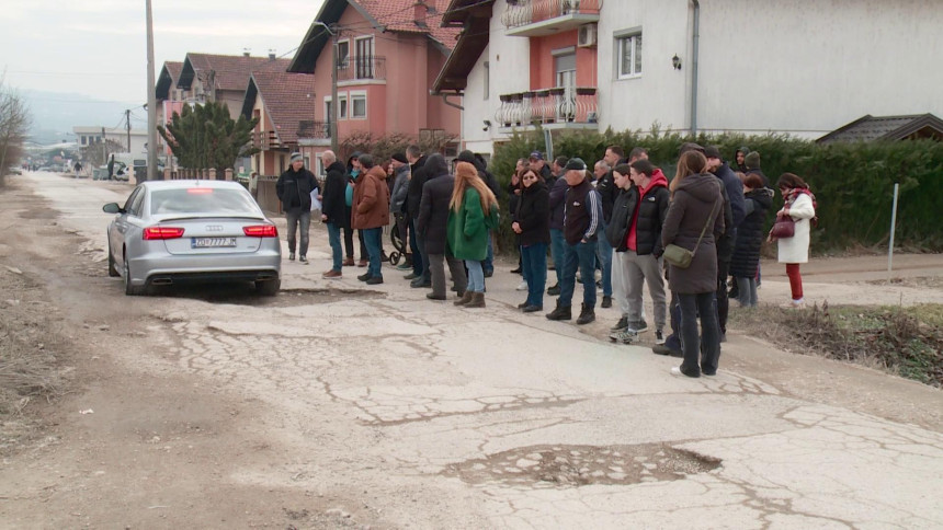 Protest mještana u Doboju: Rupe u ulici su kao krateri