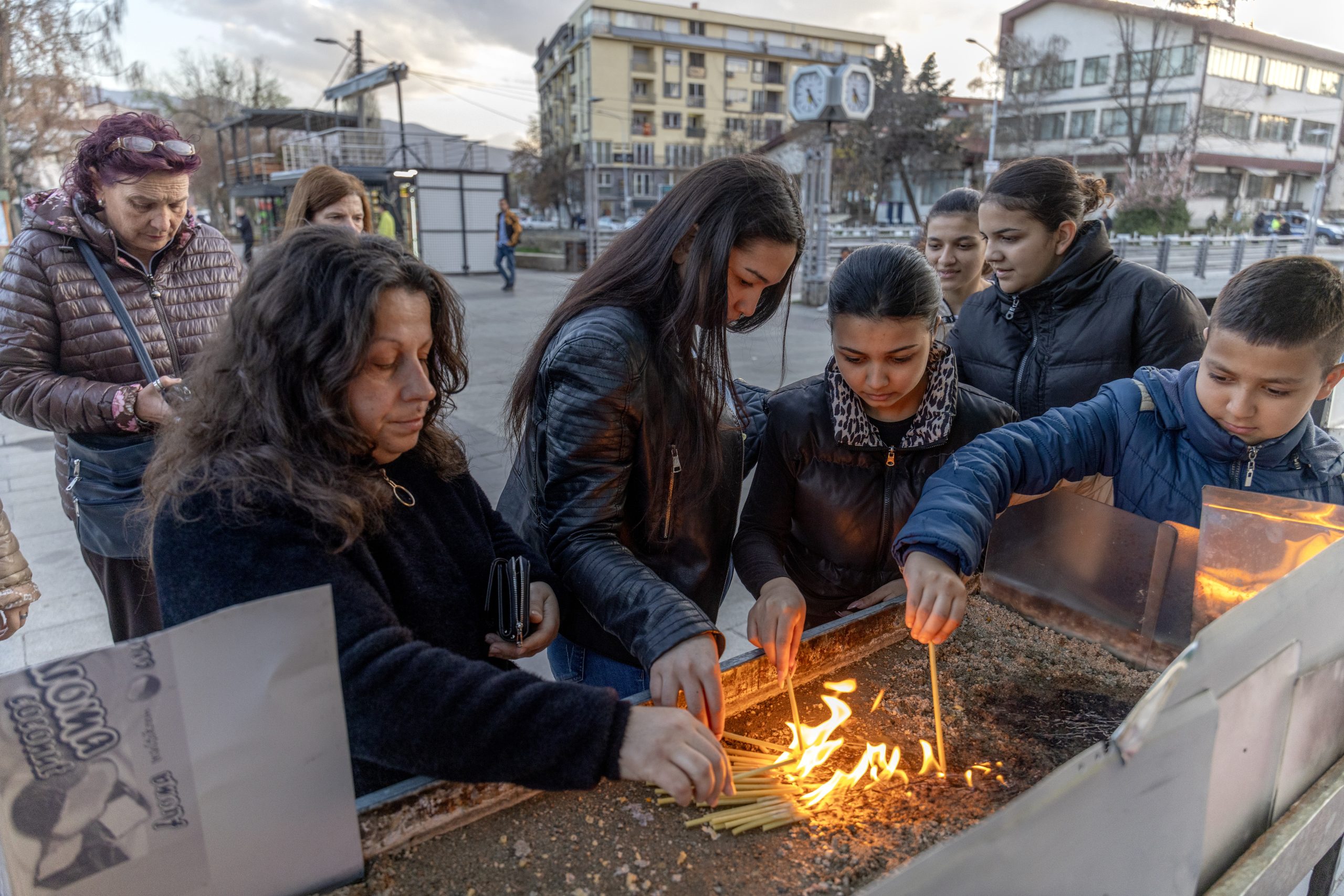 „Najmlađa žrtva ima 14, najstarija 25 godina“ Jecaji roditelja paraju tišinu u Kočanima, mještani pokazuju tugu i bijes zbog propusta u diskoteci u kojoj je stradalo više od 50 ljudi