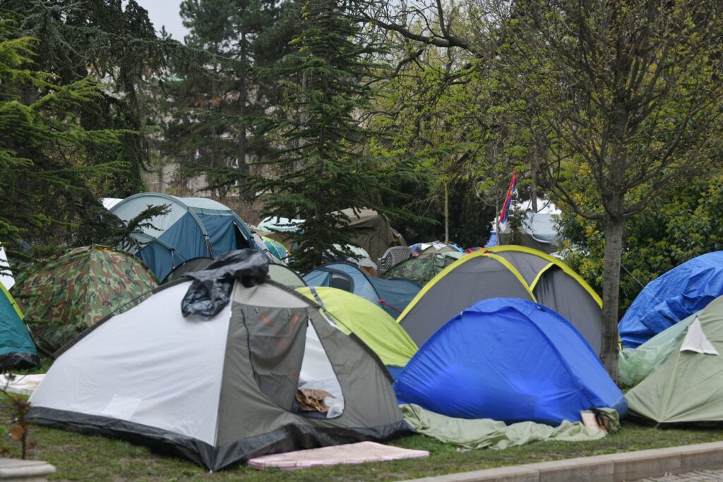 Dvije kulture protesta: Šta je ostalo od Ćacilenda posle protesta – Bili smo na licu mesta, evo šta smo zatekli