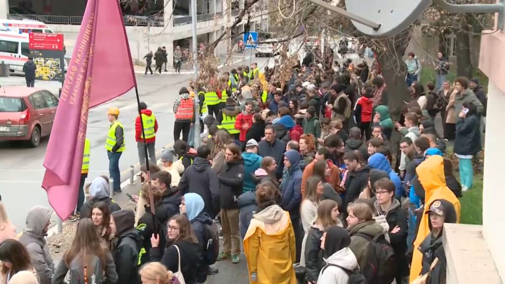 Studenti ispred Urgentnog centra i ministarstva, poručuju: Lagali ste. Vučić protest nazvao bolesnim