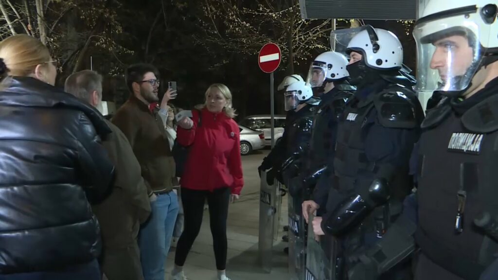 Student Mateja Nikolić zadržan u policiji, ujutro ide pred sudiju, građani ispred stanice gađali policiju jajima