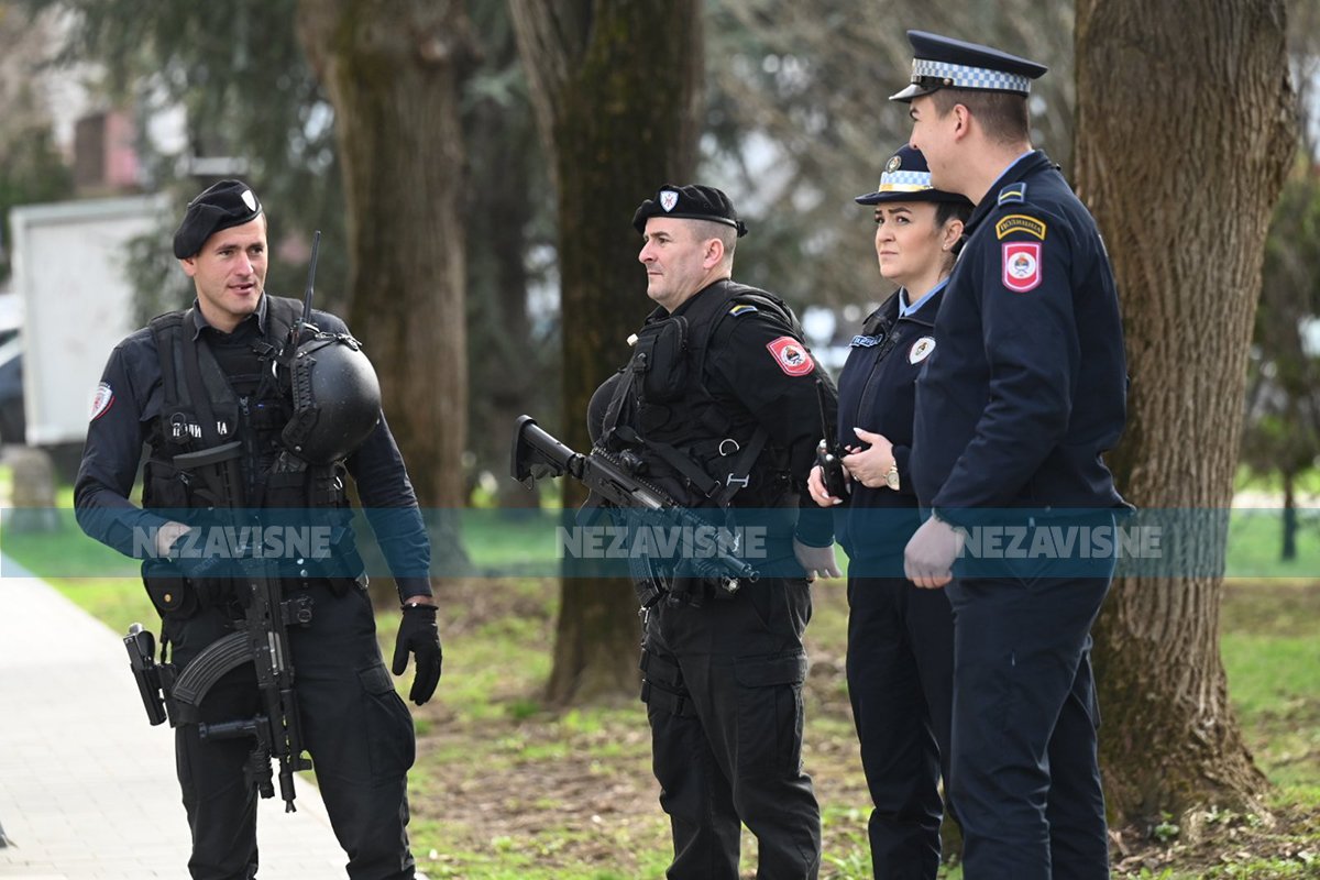 Policajci s dugim cijevima ponovo pred Palatom Republike (FOTO, VIDEO)