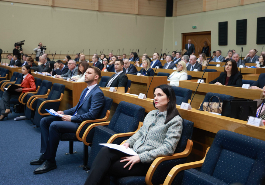 „San svakog ratnog dezertera je da u jednom trenutku postane VRHOVNI KOMANDANT“ Trivićeva se obratila pred poslanicima, plaši se da bismo mogli postati tema „MALO VEĆIH“