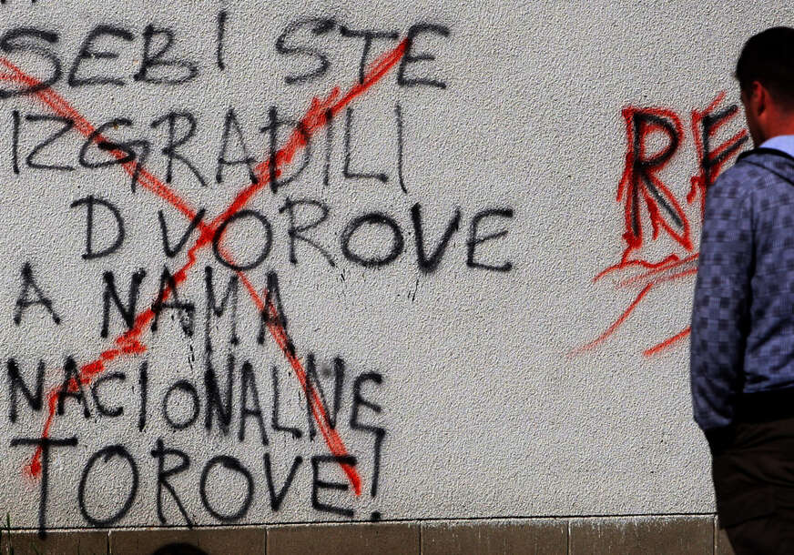 Od novčane kazne do 3 godine zatvora: Napisao UVREDLJIV GRAFIT, pa zaradio krivičnu prijavu