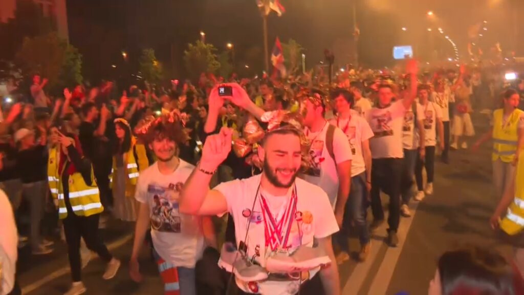„Ceremonija za heroje“: U Novom Sadu svečani doček studenata biciklista, osmi dan blokade javnog servisa „Ceremonija za heroje“: U Novom Sadu svečani doček studenata biciklista, osmi dan blokade javnog servisa