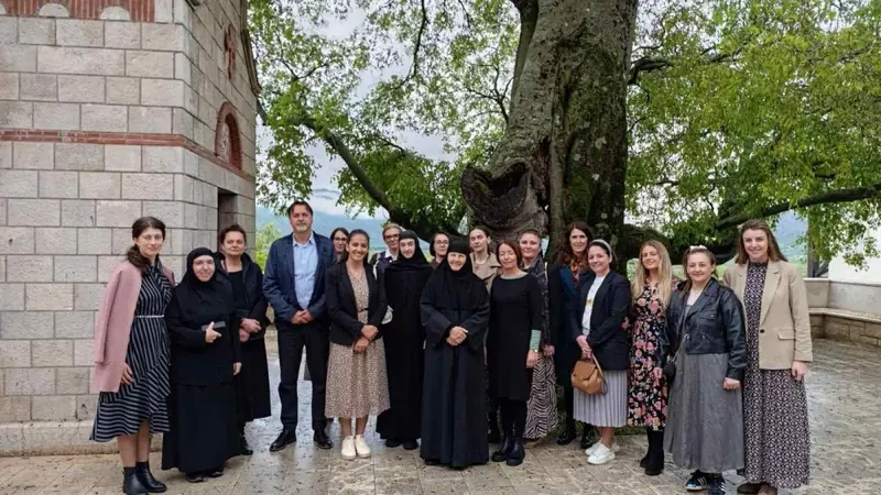 Nastavnici u manastiru Rođenja Svetog Vasilija u Mrkonjićima Nastavnici u manastiru Rođenja Svetog Vasilija u Mrkonjićima